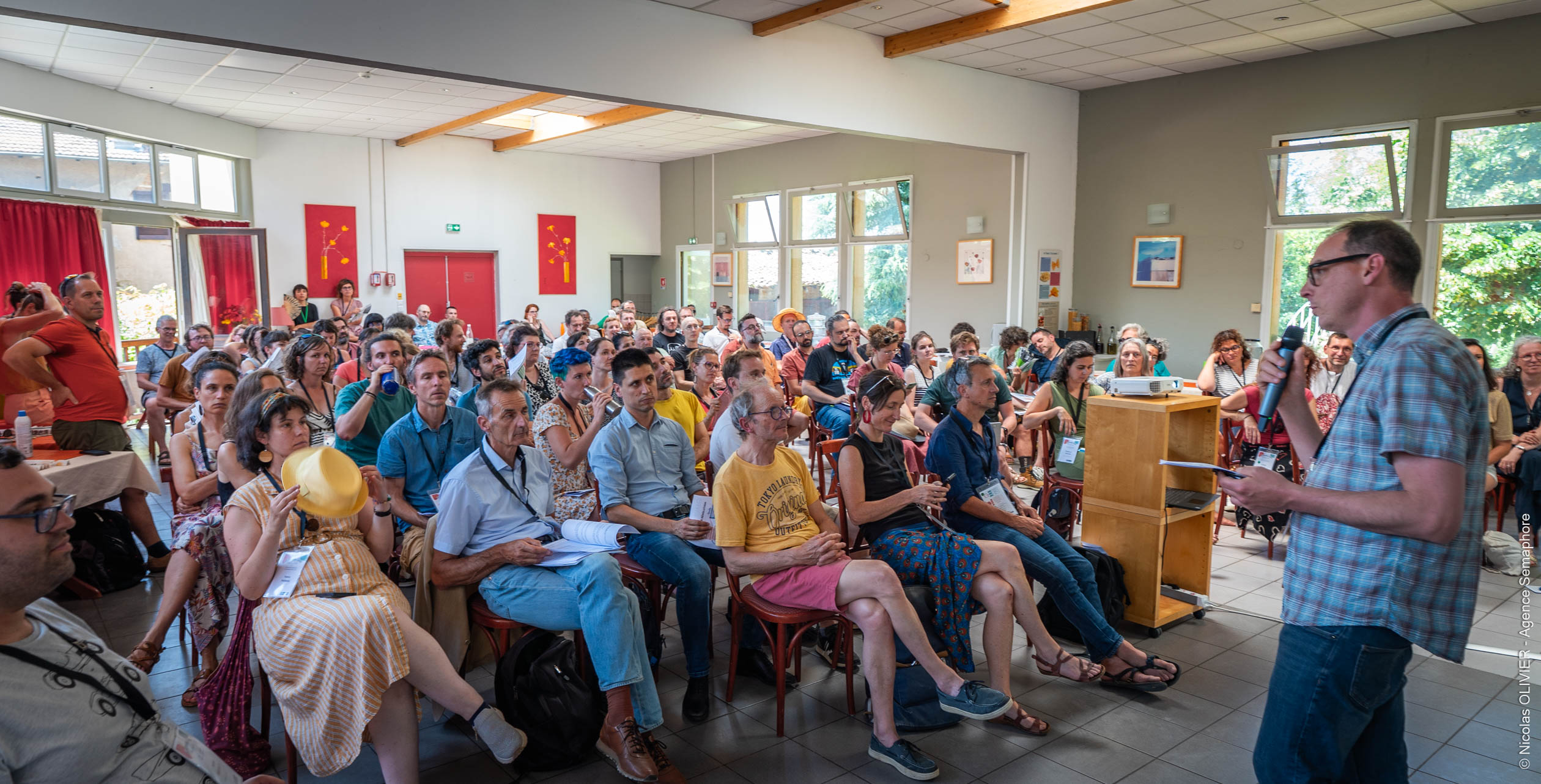 photos de groupe de l'assemblée générale sous chapiteau en 2024