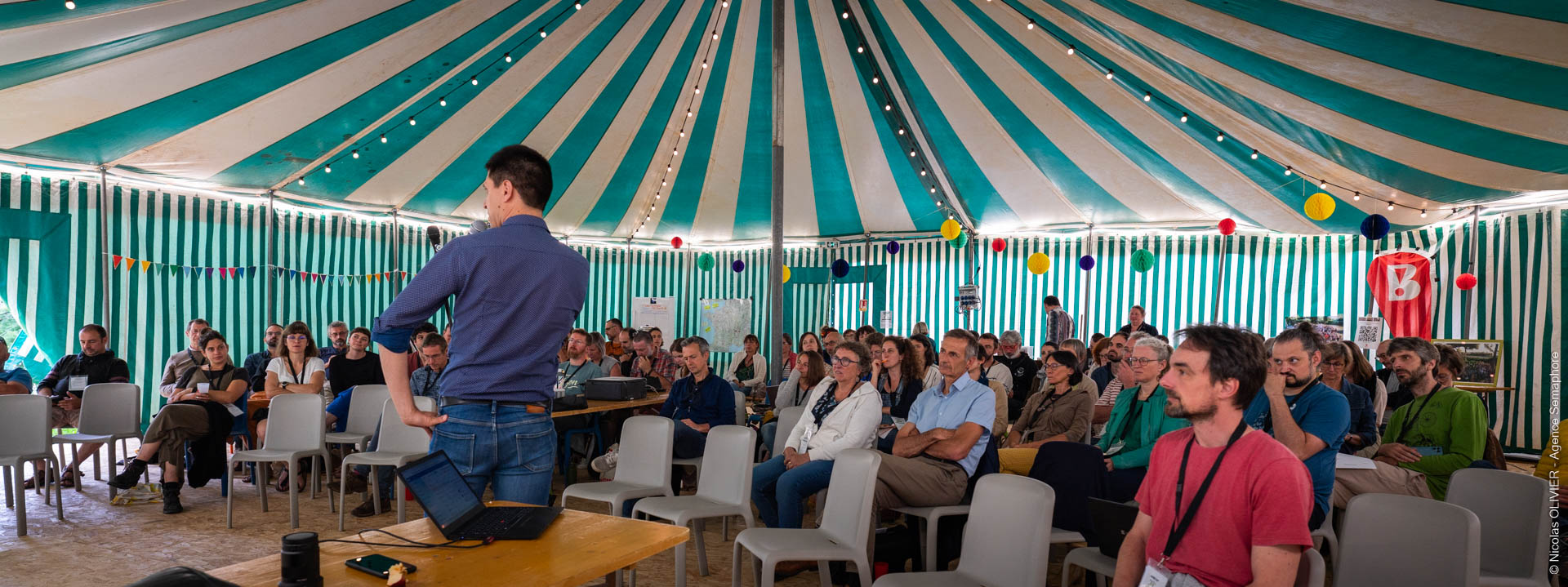photos de groupe de l'assemblée générale sous chapiteau en 2024