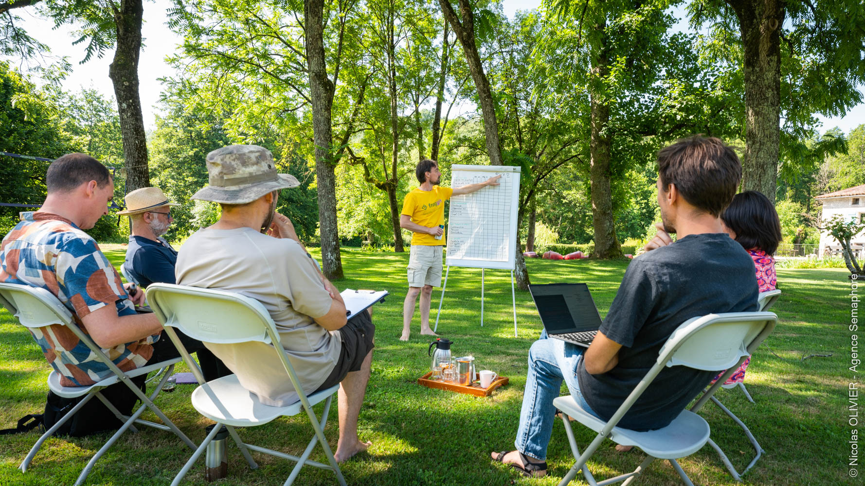 Gens en cercle entrain de reunioner dehors