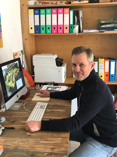 Portrait de Damien à son bureau