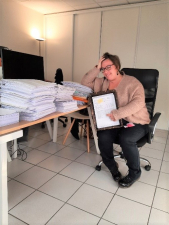 elise au milieu des notes de frais