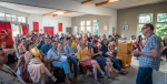 photos de groupe de l'assemblée générale sous chapiteau en 2024